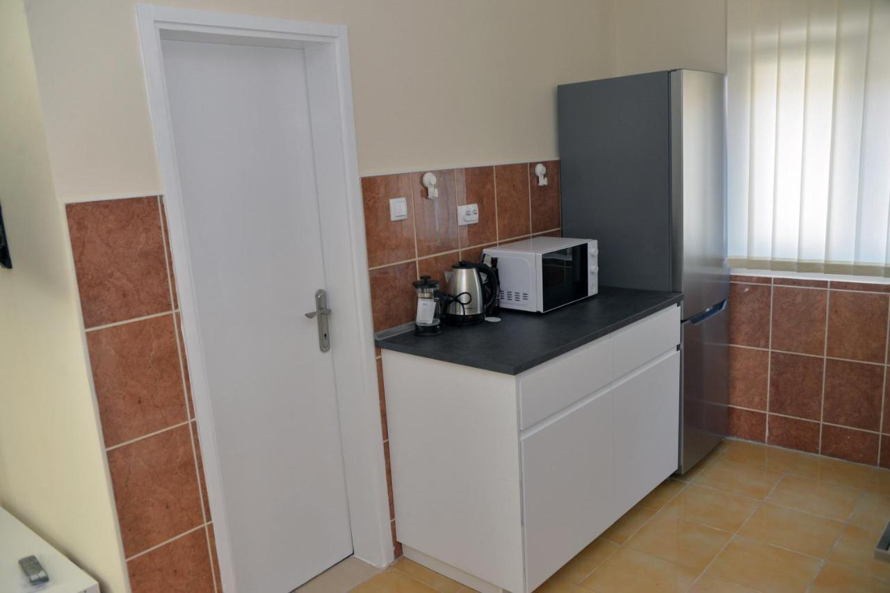 Affordable And Newly Renovated 1-Bedroom Apartment Kraljevo Bagian luar foto