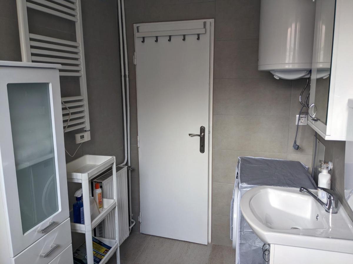 Affordable And Newly Renovated 1-Bedroom Apartment Kraljevo Bagian luar foto