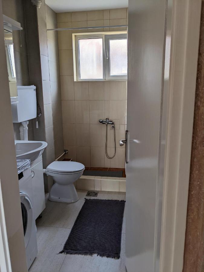 Affordable And Newly Renovated 1-Bedroom Apartment Kraljevo Bagian luar foto