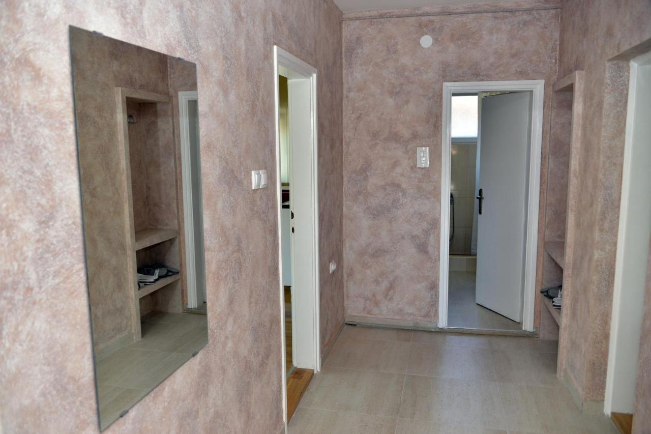 Affordable And Newly Renovated 1-Bedroom Apartment Kraljevo Bagian luar foto